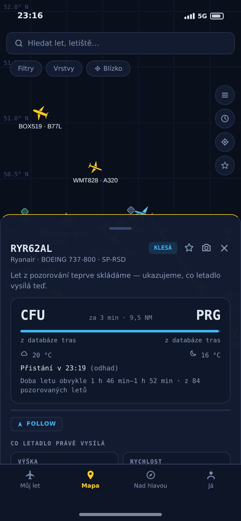 Živá mapa s otevřeným panelem letu RYR62AL z Korfu do Prahy