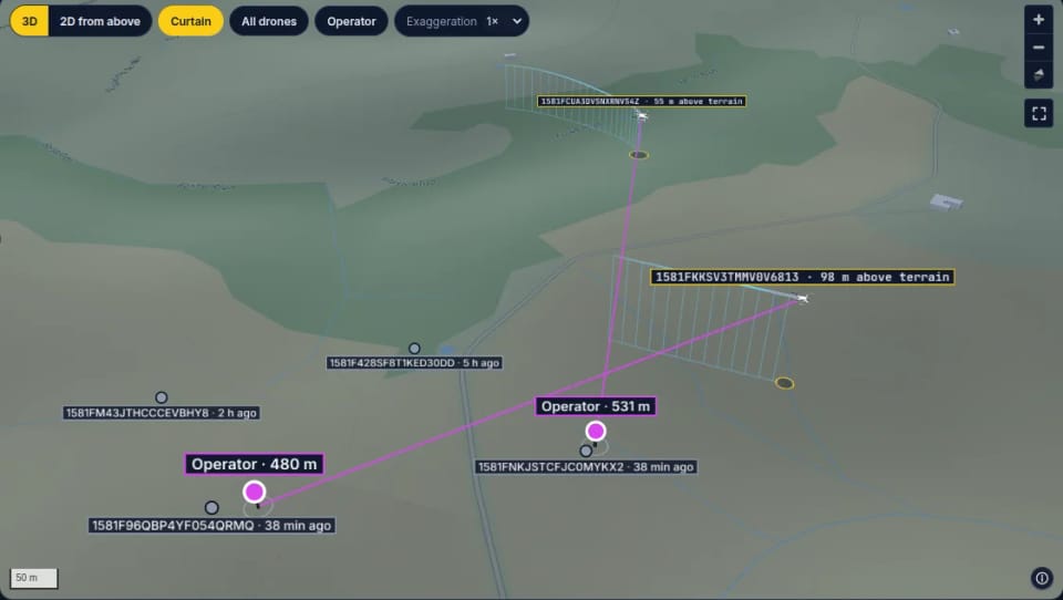 Eine 3D-Karte mit Feldern und Wäldern und zwei Drohnen in der Luft, jede mit Seriennummer und Höhe über Grund beschriftet, unter jeder ein Vorhang aus dünnen Linien bis zum Boden, zwei Piloten als purpurne Stecknadeln mit Ring, von jedem Piloten eine Linie zu seiner Drohne mit der Entfernung, und graue Punkte für Drohnen, die früher am Tag zu hören waren