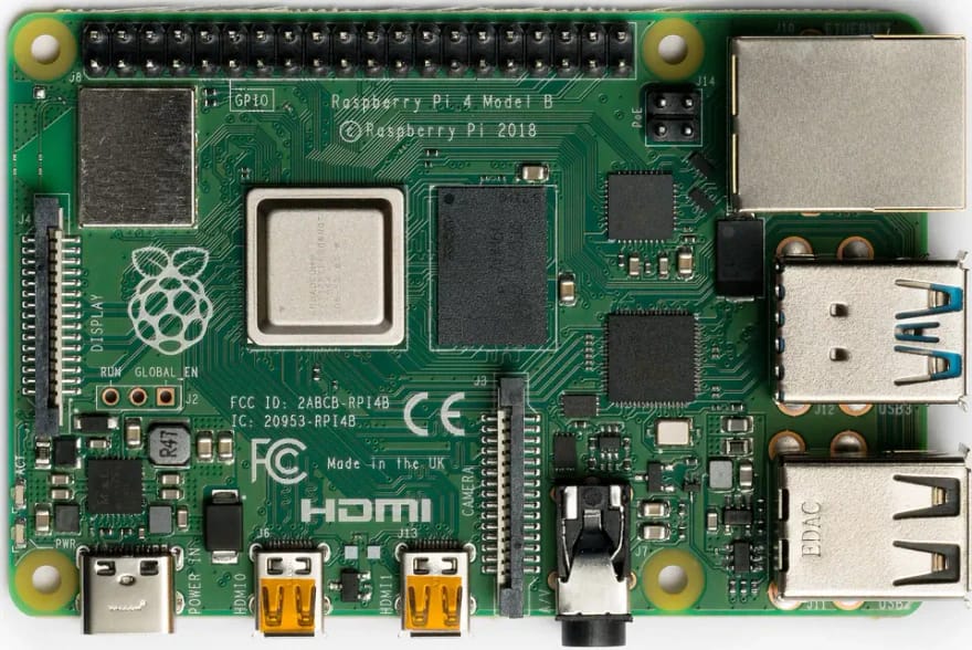 Zelená deska Raspberry Pi 4 shora, s konektory USB, sítě a HDMI