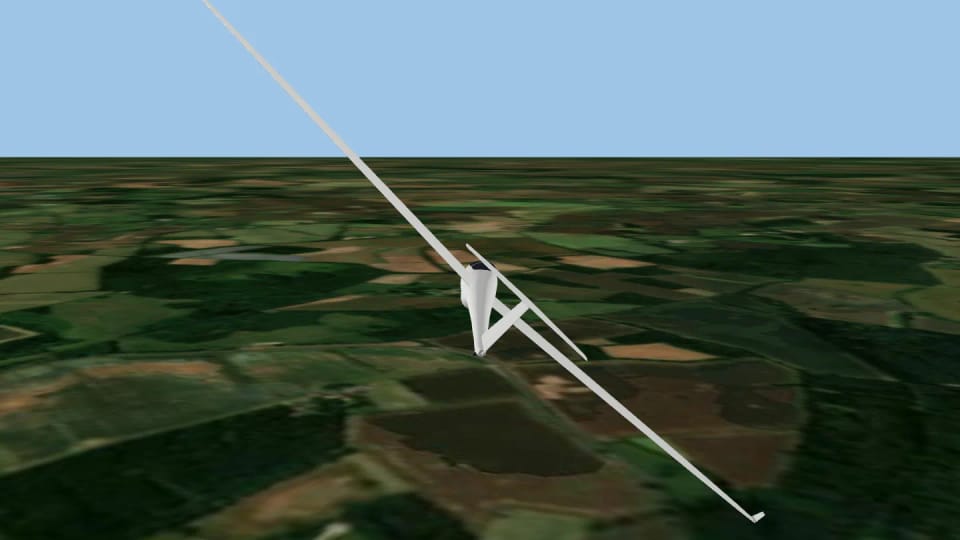 Ein weißes Segelflugzeug von hinten oben, in steiler Schräglage in einer Kurve über Feldern