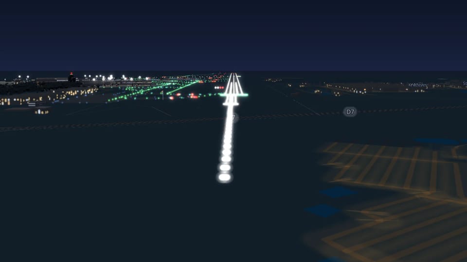 Piste 24 in Prag nachts aus dem Anflug: eine lange Reihe weißer Anfluglichter führt zur Piste, dahinter der Flughafen und die grünen Lichter der Rollwege