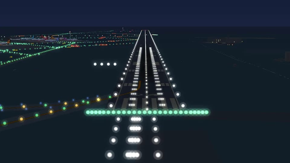 PAPI-Lichter links der Prager Piste 24 bei Nacht: alle vier weiß, darunter die grüne Pistenschwelle und die weißen Lichter der Piste und der Aufsetzzone