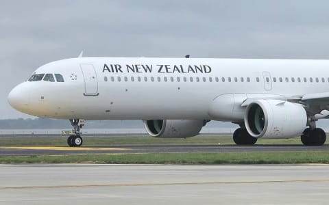 Zdjęcie Airbusa A321neo Air New Zealand z lewej, napis nad oknami