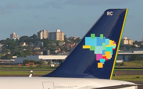 Zdjęcie ogona A320neo Azul z lewej z mapą Brazylii z kolorowych kwadratów