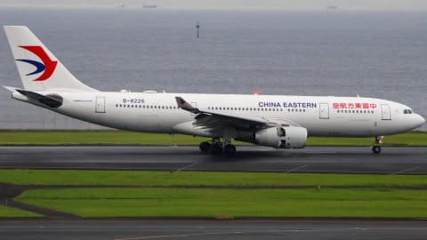 Zdjęcie Airbusa A330-200 China Eastern z prawej z napisem angielskim i chińskim