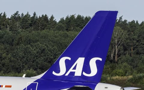 Zdjęcie ogona A320neo SAS z lewej: białe SAS nisko i duże na niebieskim stateczniku