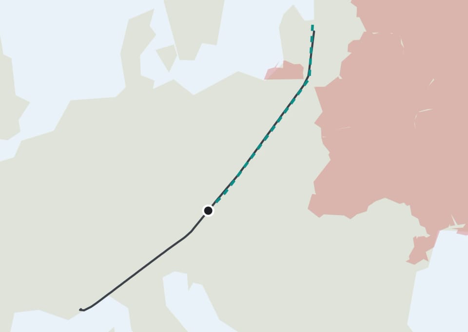 The same map: from the halfway point the dashed estimate follows the track the aircraft really flew, east of Kaliningrad over Lithuania to Riga