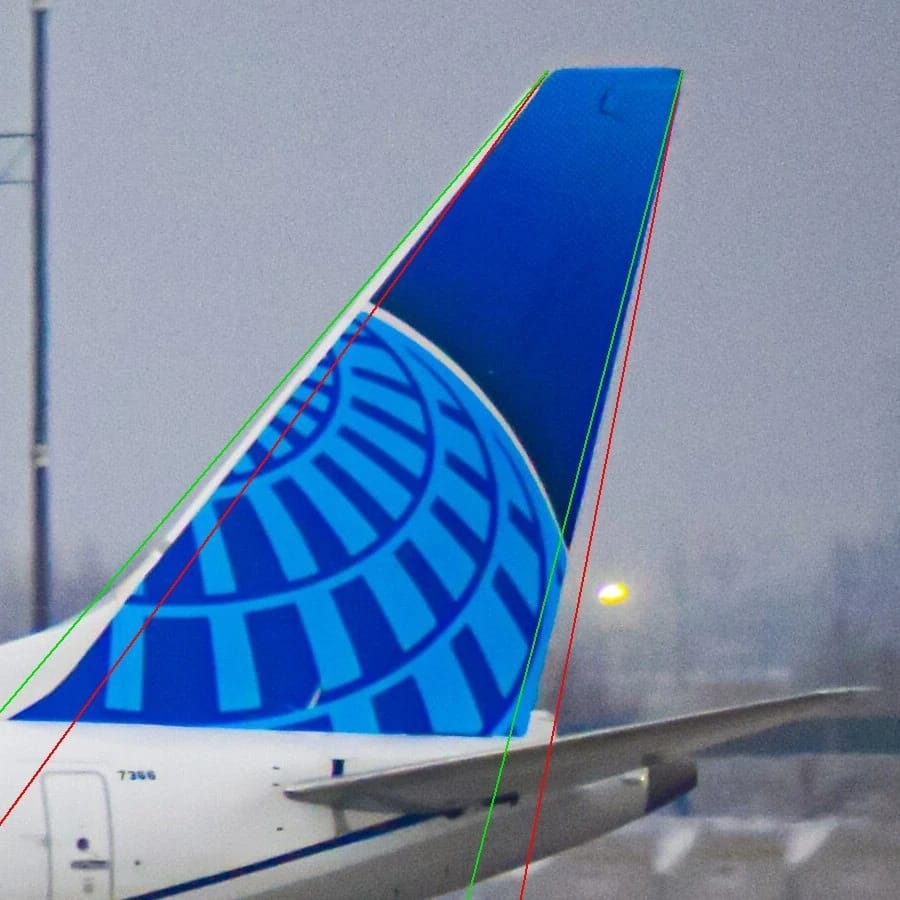 Photo of the fin of a United 737-8 from the left with two pairs of lines along its edges: the green ones follow the edges, the red ones don’t