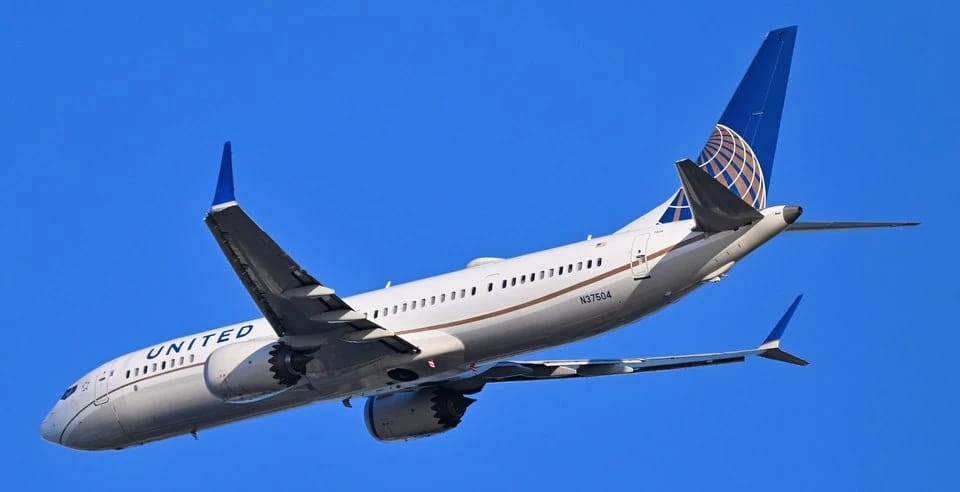 Photo of a United Boeing 737-9 climbing away, seen from below and behind