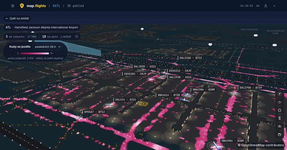 Atlanta à noite com o mapa de rolagem e o tráfego em direto
