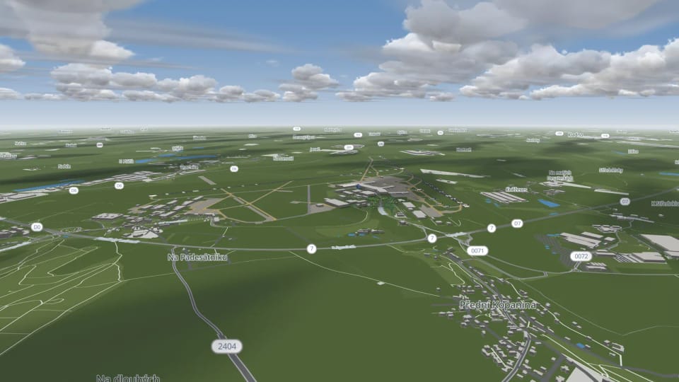 Nubi sparse: gruppi di cumuli con il cielo azzurro in mezzo sopra la campagna intorno all’aeroporto di Praga, e le loro ombre a terra