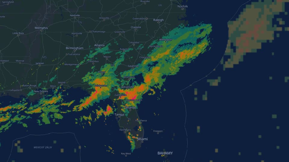 Il livello delle precipitazioni sulla mappa sopra il sud-est degli Stati Uniti e la Florida: bande radar di pioggia in verde, arancione e rosso, e sopra l’Atlantico i quadrati più grossolani e attenuati della stima del modello